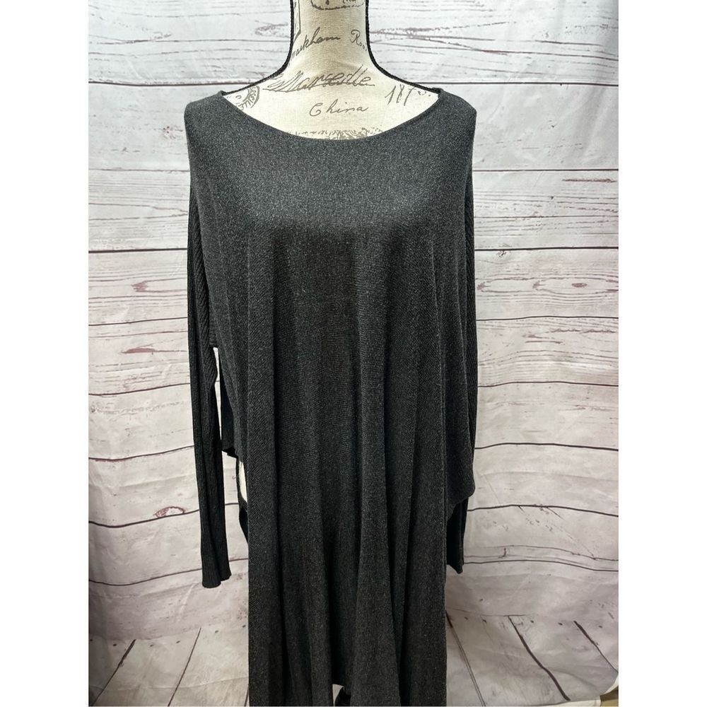 Romeo + Juliet couture m/l gray pullover sweater, open on sides and gives more o